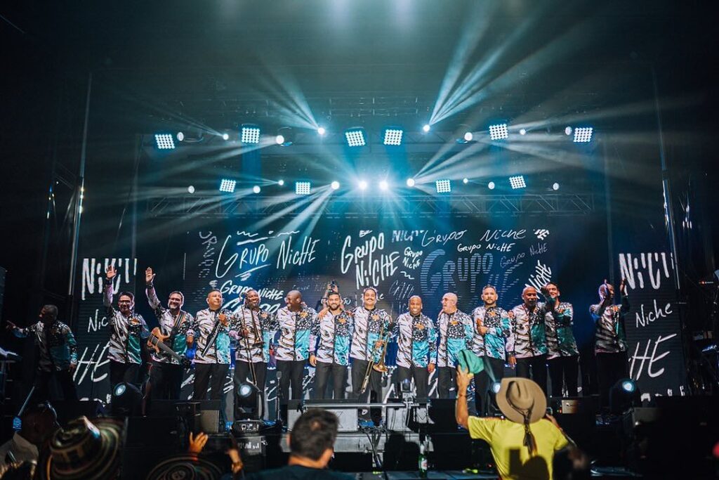 Grupo Niche y Luis Alfonso se presentarán en vivo en los Premios Billboard de Música Latina 2024 2 Grupo Niche dando una presentación en Chicago, Estados Unidos.