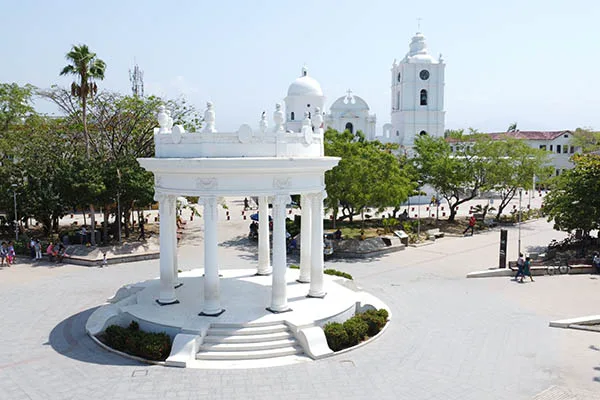 Netflix podría retirar la producción de ‘Cien años de soledad’ en Ciénaga: Habría tensiones con mototaxistas 2 Plaza del Centenario, de Ciénaga, Magdalena, donde Netflix graba 'Cien años de Soledad'.