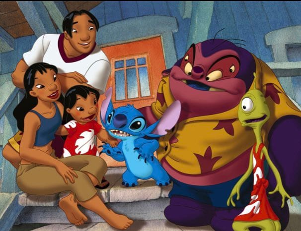 El significado de 'ohana' más allá de 'familia' en Lilo y Stitch 2 Imagen de Nani, David, Lilo, Stitch, Jumba y Pleakley, en una de las escenas animadas.