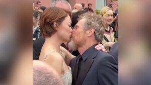 Festival de Cine de Venecia 2025: el beso de Emma Stone y Willem Dafoe, entre momentos que roban la atención