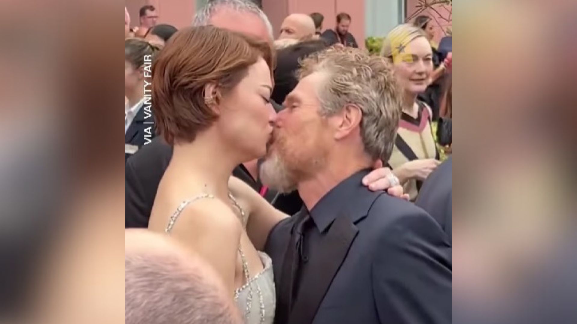 Fotografía del beso entre Emma Stone y Willem Dafoe en el Festival de Cine de Venecia 2025.