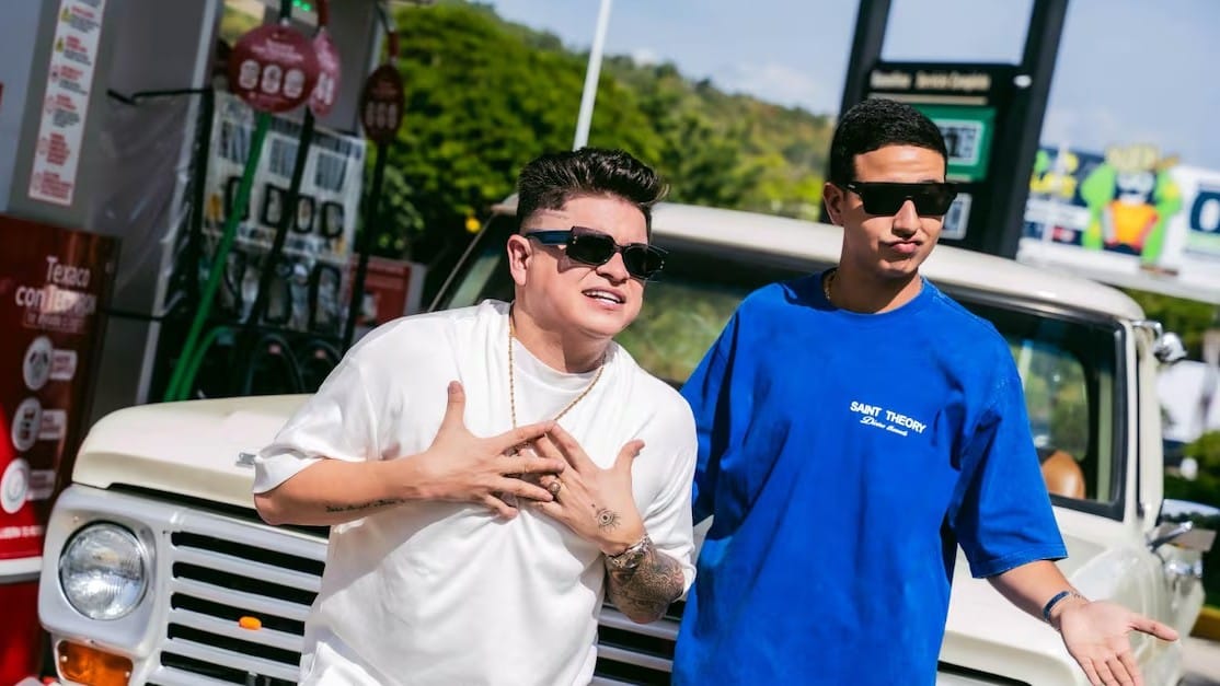 Fotografía de El Mono Zabaleta y Martín Elías Jr. en el videoclip de 'Obvio Bobis'.