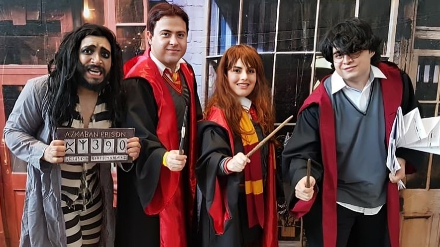 Fotografía de fans de la saga celebrando el Día de Harry Potter.