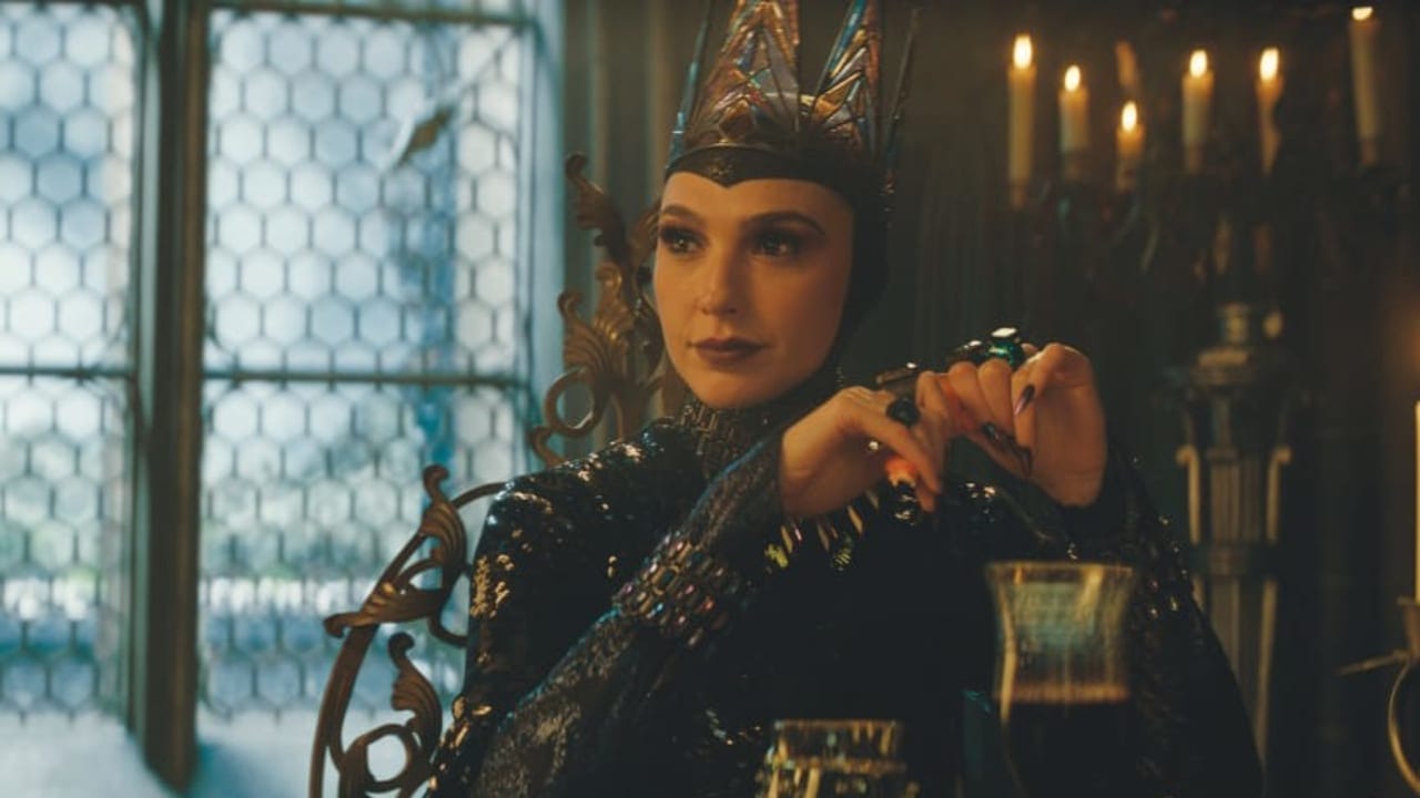 Escena de Gal Gadot interpretando a la Reina Malvada en Blancanieves.