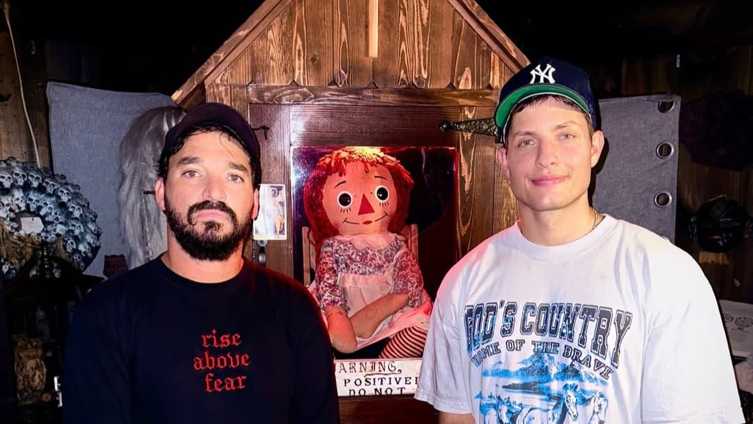 Fotografía de Matt Rife, a la derecha, nuevo dueño de Annabelle y el museo de los Warren, acompañado.