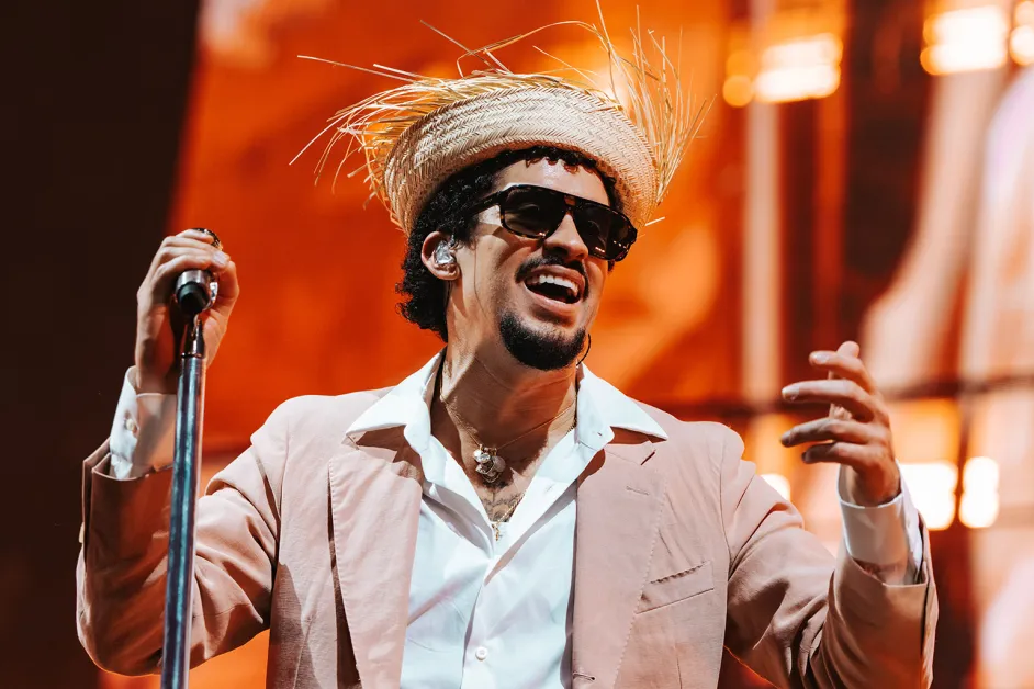 Fotografía de Bad Bunny en un concierto.