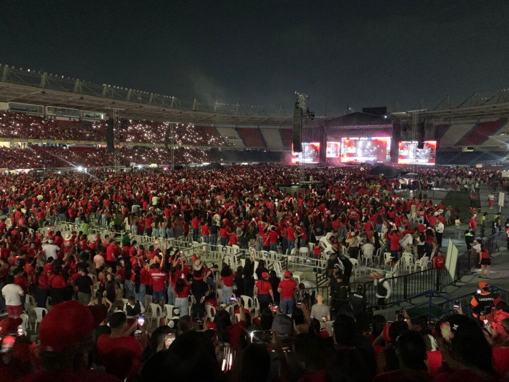 Barranquilla le cumplió el sueño a Silvestre Dangond 3 Publico en la noche para el concierto del urumitero Silvestre Dangond 1