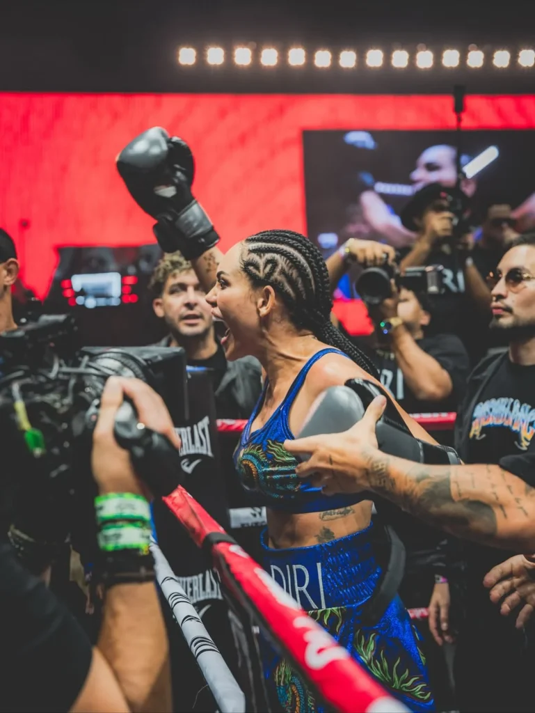 La fiebre de las peleas de boxeo entre influencers: cuando el ring se vuelve viral 2 Fotografía de Andrea Valdiri celebrando su triunfo ante Yina Calderón.