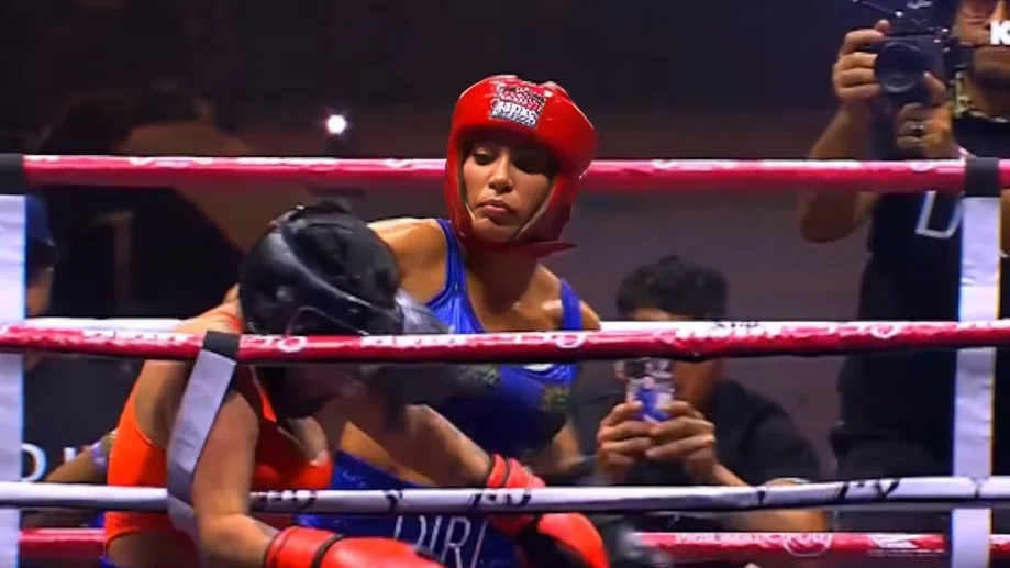 La fiebre de las peleas de boxeo entre influencers: cuando el ring se vuelve viral 1 Fotografía de Andrea Valdiri y Yina Calderón en una pelea de boxeo de influencers.