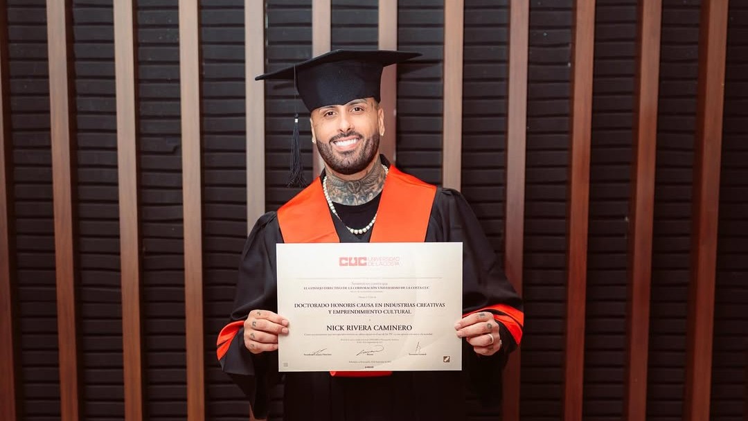 Fotografía de Nicky Jam luciendo su diploma de Doctor 'Honoris Causa'.