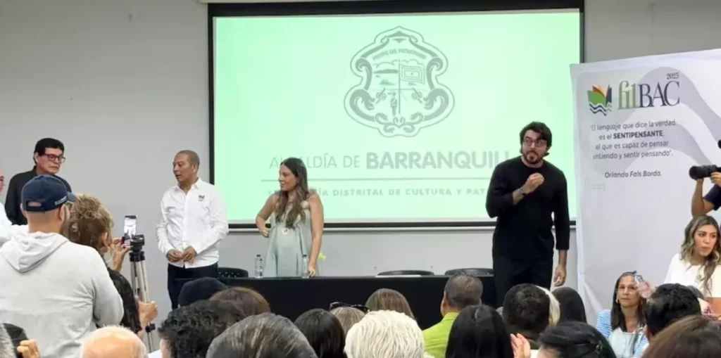 ¡La literatura y cultura viven! FILBAC 2025 contó con más de 108 mil visitantes 2 Fotografía de conversatorio de la de la FILBAC 2025.