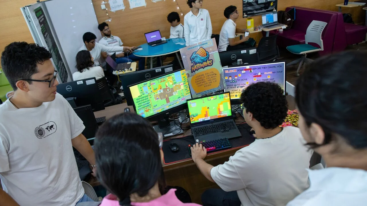 Fotografía de estudiantes en la segunda edición de la Feria Gamer Uninorte.