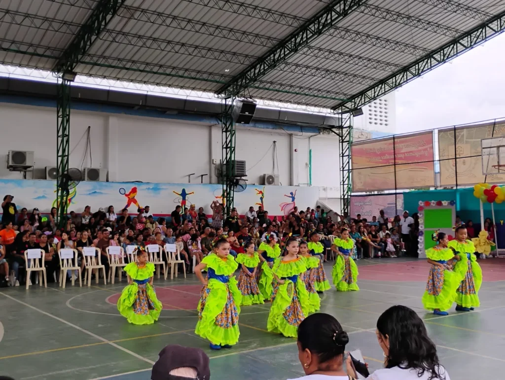 Fotografía de grupo de baile en el marco de las Casas Distritales de Cultura.