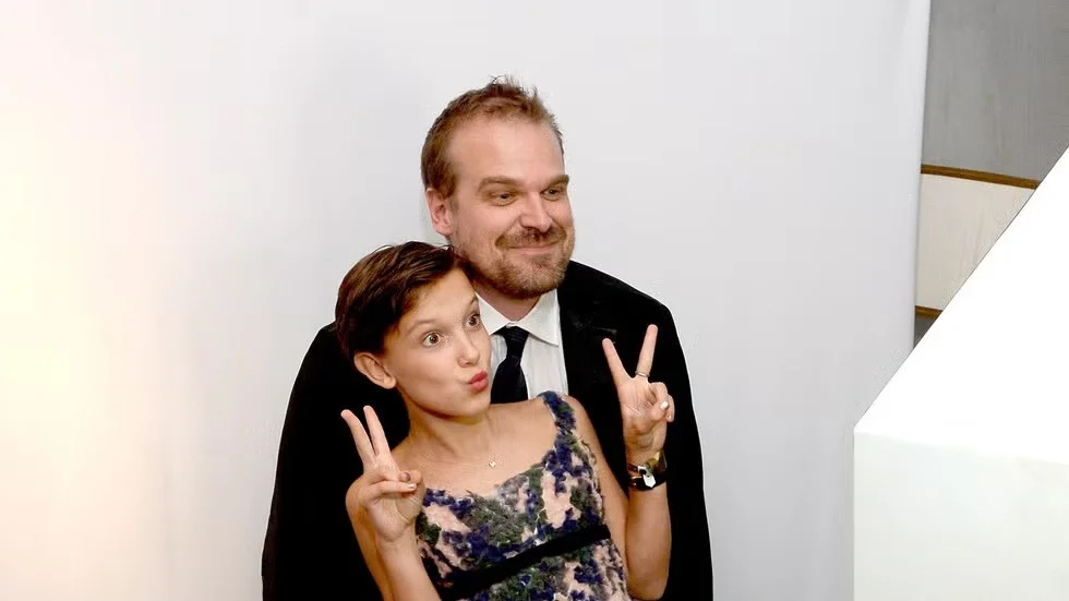 Fotografía de los actores David Harbour y Millie Bobby Brown.