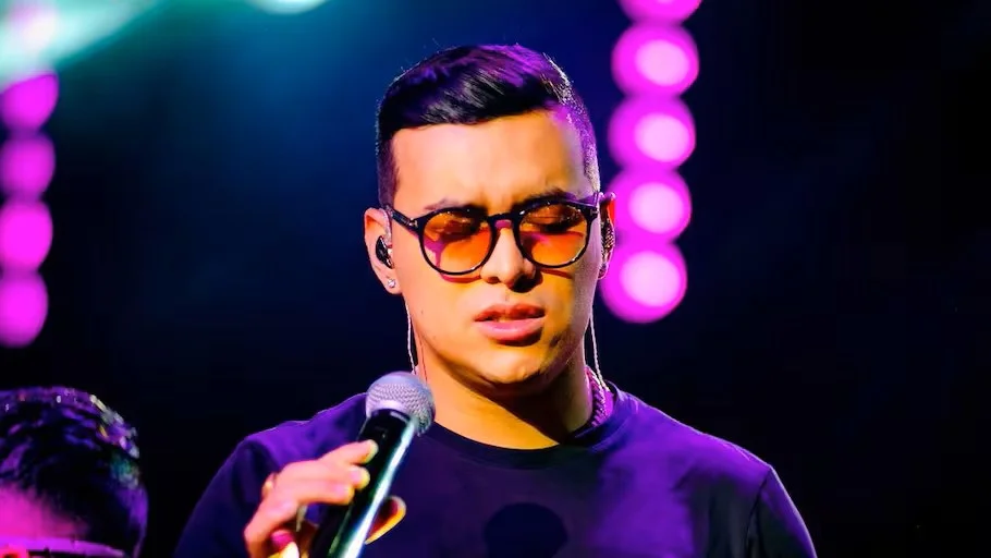 Fotografía de Yeison Jiménez, cantante de música popular fallecido tras un accidente aéreo.