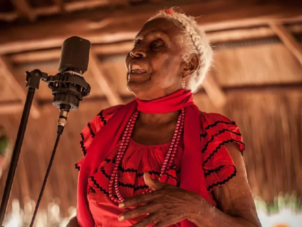 Fotografía de Eustiquia Amaranto, matrona, cantadora y compositora colombiana fallecida.