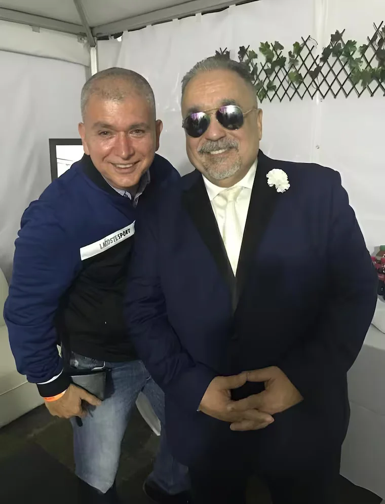 Fotografía de Álvaro Gómez Cuartas, representante de Willie Colón en Colombia, al lado del histórico músico.