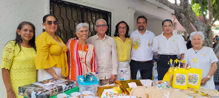 Fotografía de asistentes al homenaje a Gabriel García Márquez por sus 99 años de natalicio.