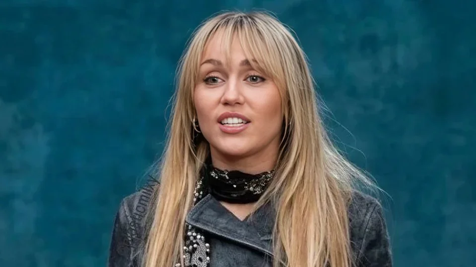 Fotografía de Miley Cyrus en el especial de Hannah Montana por los 20 años de la serie.