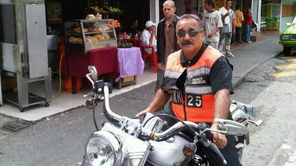 Fotografía de Willie Colón, leyenda de la salsa, en uno de sus paseos por el Alto de Palmas, Envigado.