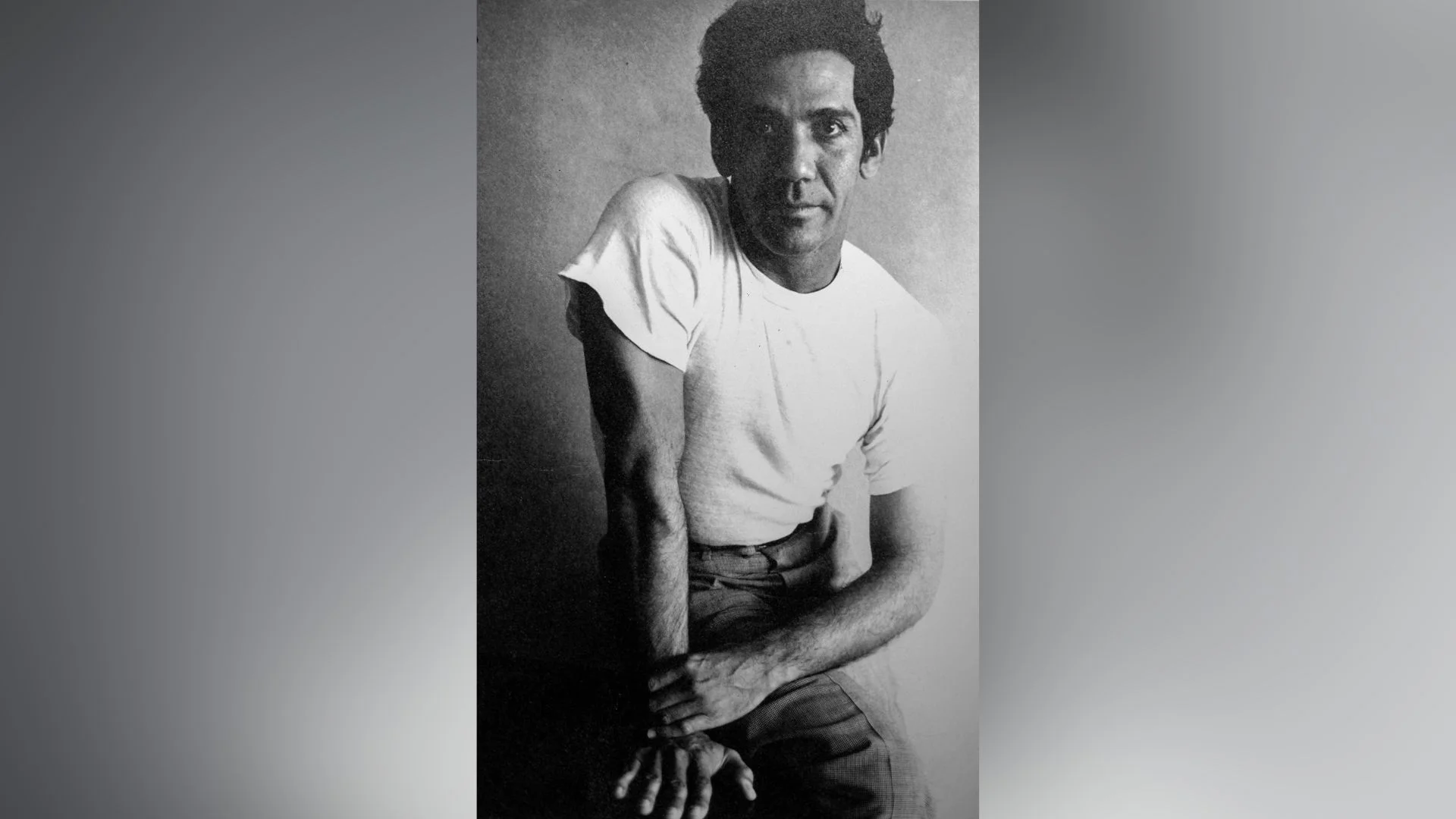 Fotografía de Álvaro Cepeda Samudio, figura clave en la literatura y periodismo del país.