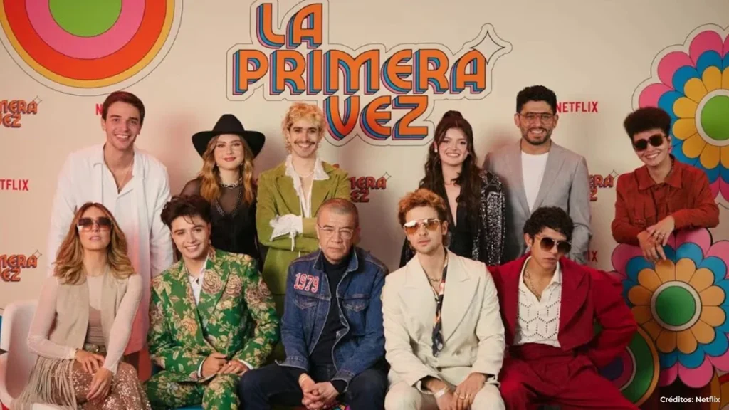 Fotografía de Dago García, reconocido escritor, acompañando al reparto de 'La Primera Vez'.