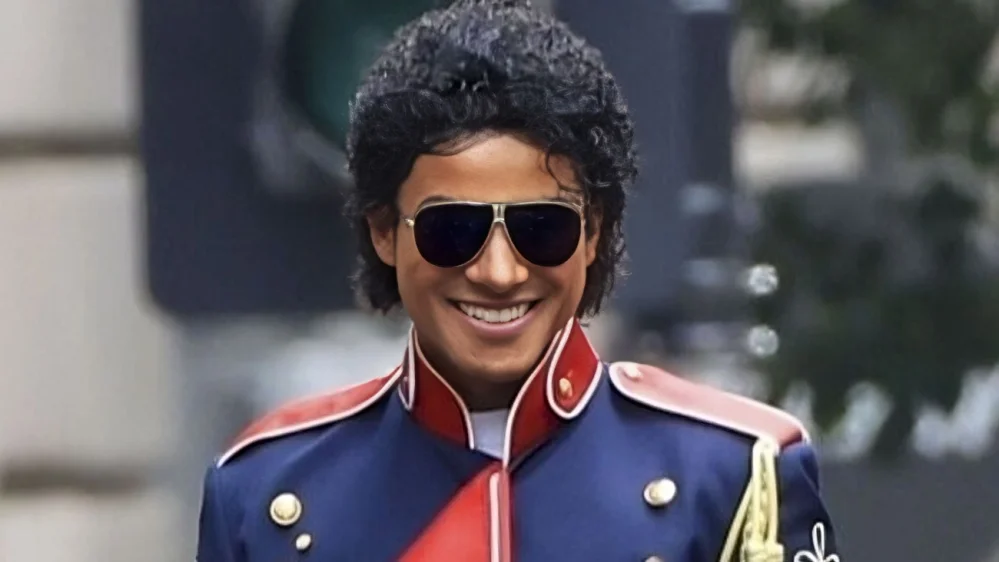 Fotografía de Jaafar Jackson interpretando a su tío Michael Jackson en el biopic del histórico cantante.