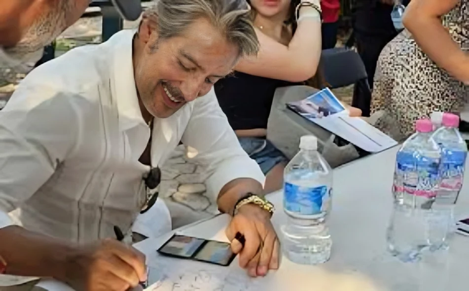 Fotografía de Juan Carlos Tinoco, actor de doblaje colombiano, en un evento.