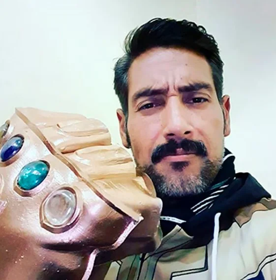 Fotografía de Juan Carlos Tinoco posando con el Guantelete del Infinito que sostuvo Thanos.