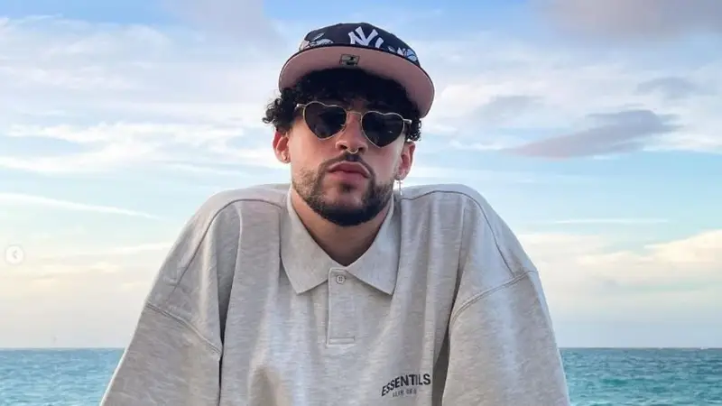 ¡Está en su peak! Bad Bunny contará con una figura en el Museo de Cera de Madrid 2 Fotografía de Bad Bunny, cantante de música urbana, en una playa.