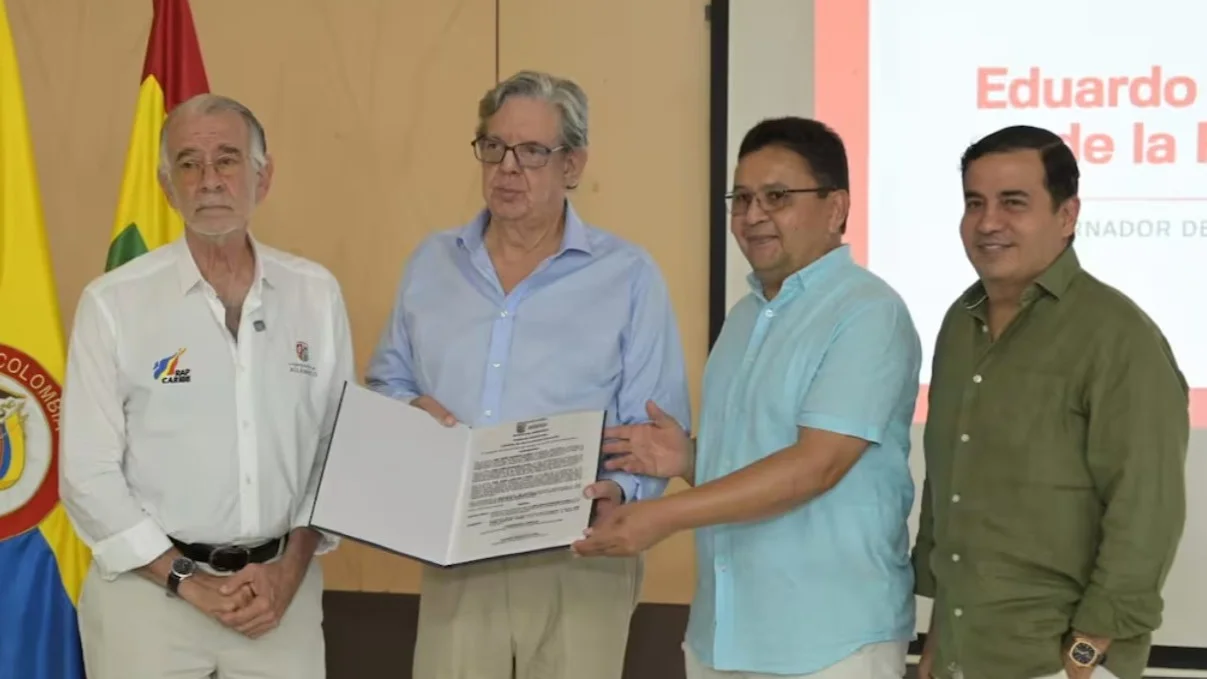 Fotografía del gobernador del Atlántico, Eduardo Verano, y asistentes al homenaje a Telecaribe