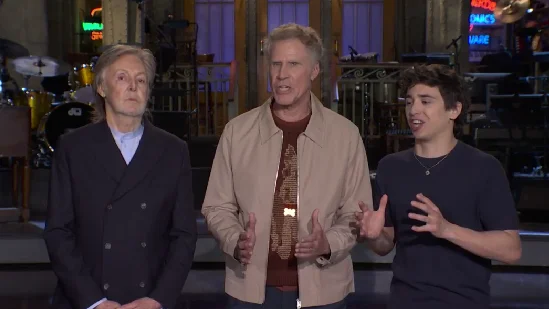 Paul McCartney, legendario músico, acompañado por los comediantes Will Ferrell y Marcello Hernández.