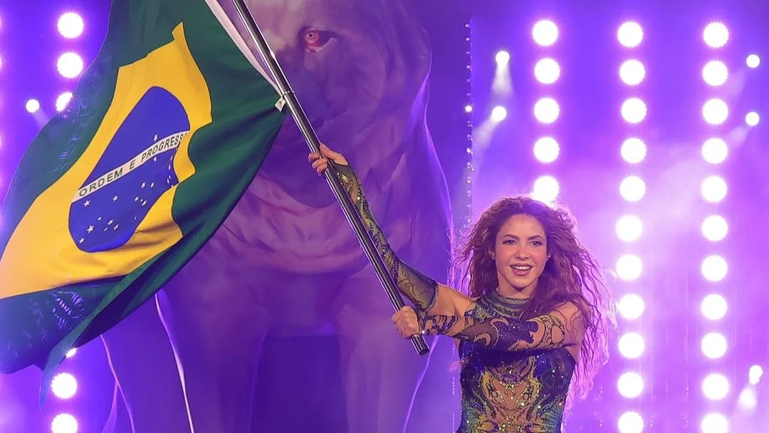 Fotografía de Shakira ondeando la bandera de Brasil en su concierto en Copacabana, Rio.