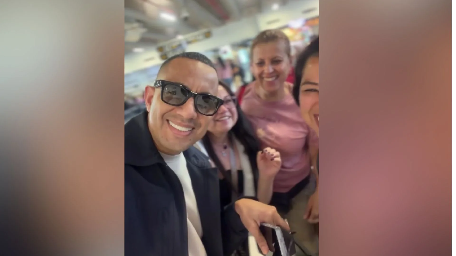 “La gente me reconoció”: así reaccionó Felipe Peláez cuando lo confundieron con Daddy Yankee 1 Captura de pantalla de Felipe Peláez con fans que lo confundieron con el reguetonero Daddy Yankee.