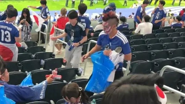 Fotografía de hinchas de Japón recogiendo basura en gradas en el Mundial 2026.