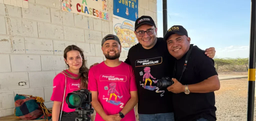 ¡Luces, cámara y acción! Comunidades étnicas de Riohacha narraron sus propias realidades con cine móvil 2 Fotografía de integrantes de la iniciativa de SMARTFILMS en Riohacha.