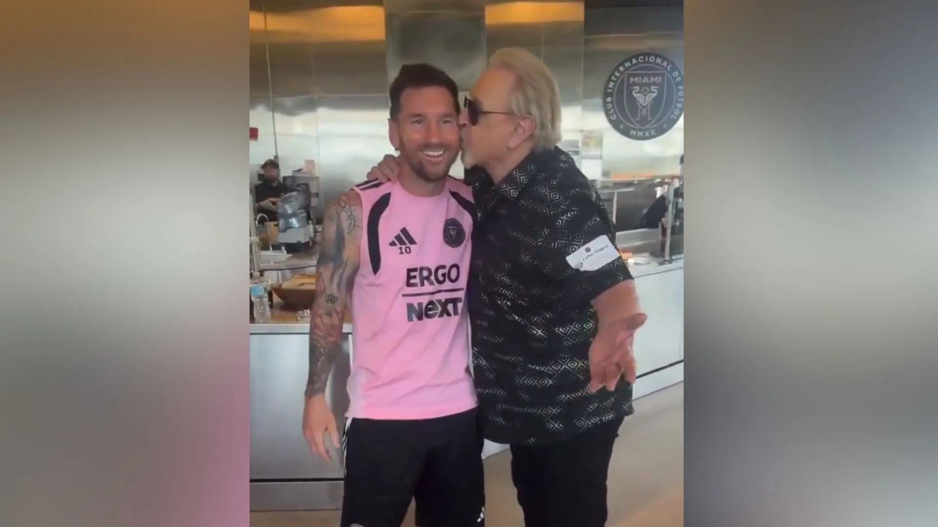Captura de pantalla de Lionel Messi, histórico futbolista, acompañado del actor Carlos Villagrán.