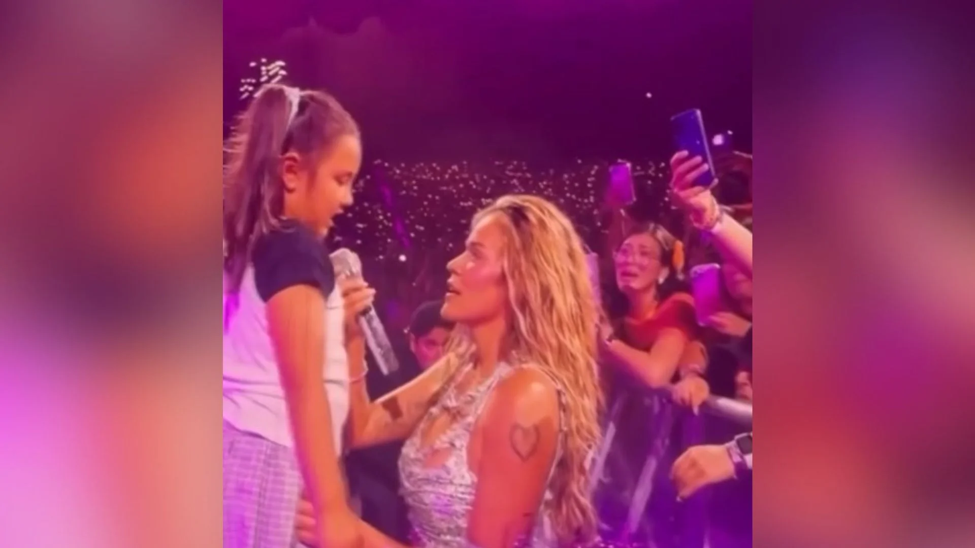 “Mi favorita es la de Shakira”: la respuesta de una niña a Karol G en pleno concierto que se viralizó 1 Captura de video de niña respondiéndole a Karol G sobre su canción favorita en un show en Toronto, Canadá.