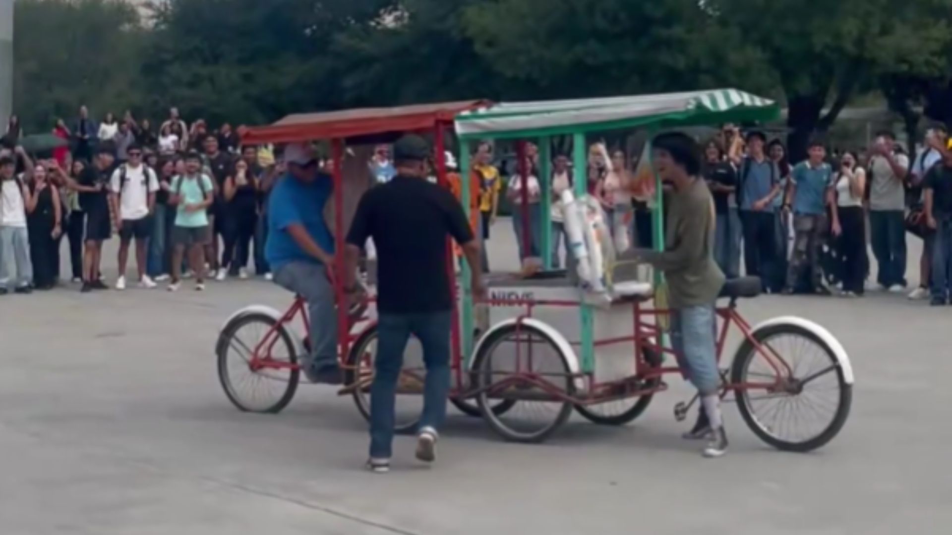 Captura de video de dos vendedores teniendo una 'batalla de aura' en México.