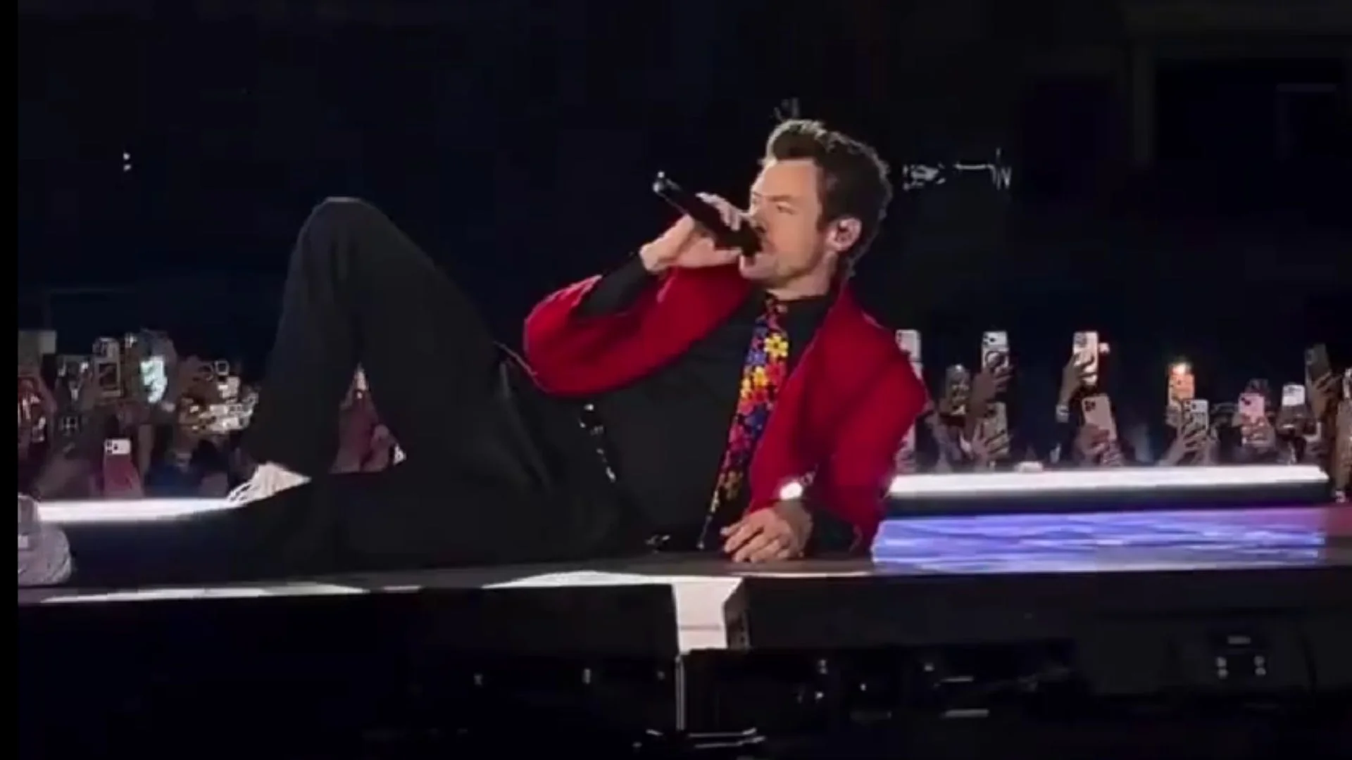 Fotografía de Harry Styles luego de su caída en una de sus presentaciones.