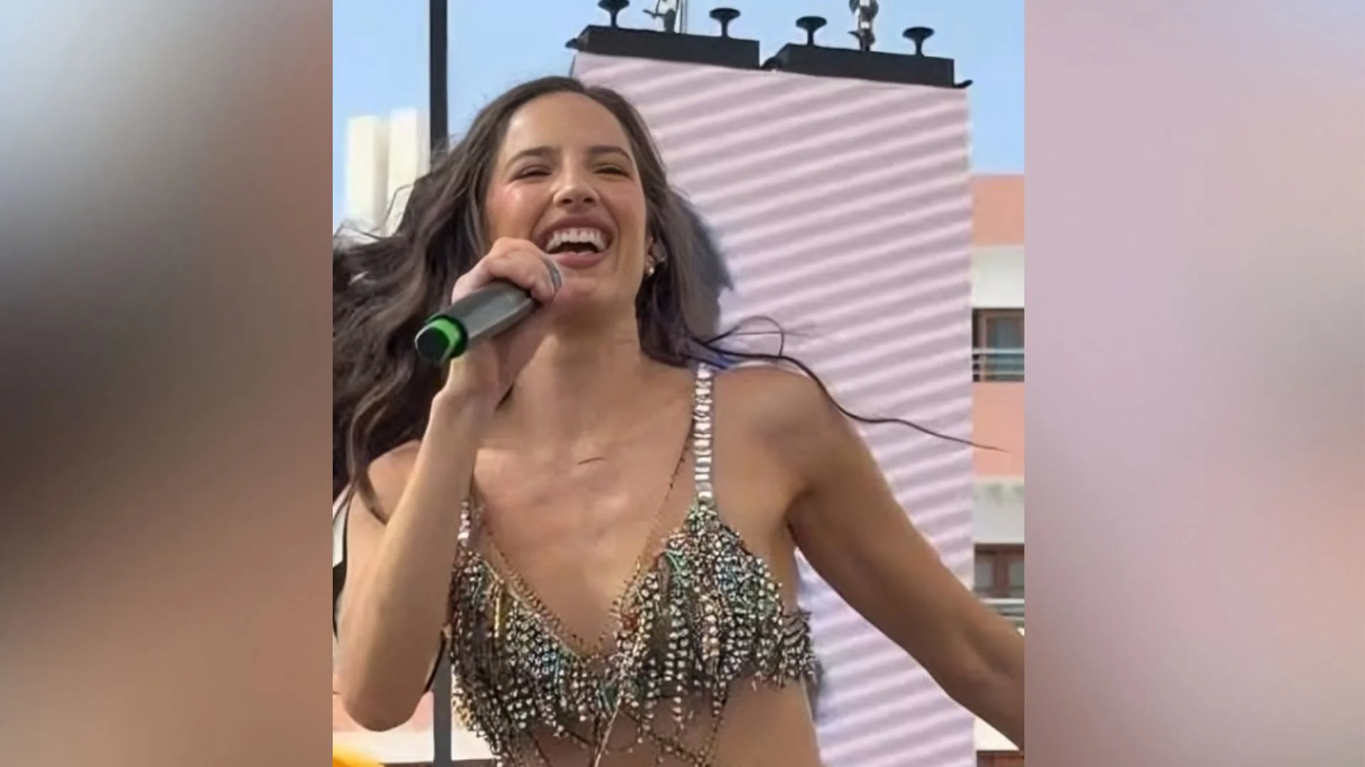 Aria Vega da un salto importante en su carrera al firmar un contrato discográfico con Warner Music Latina 1 Fotografía de Aria Vega, cantautora barranquillera de pop y música urbana.