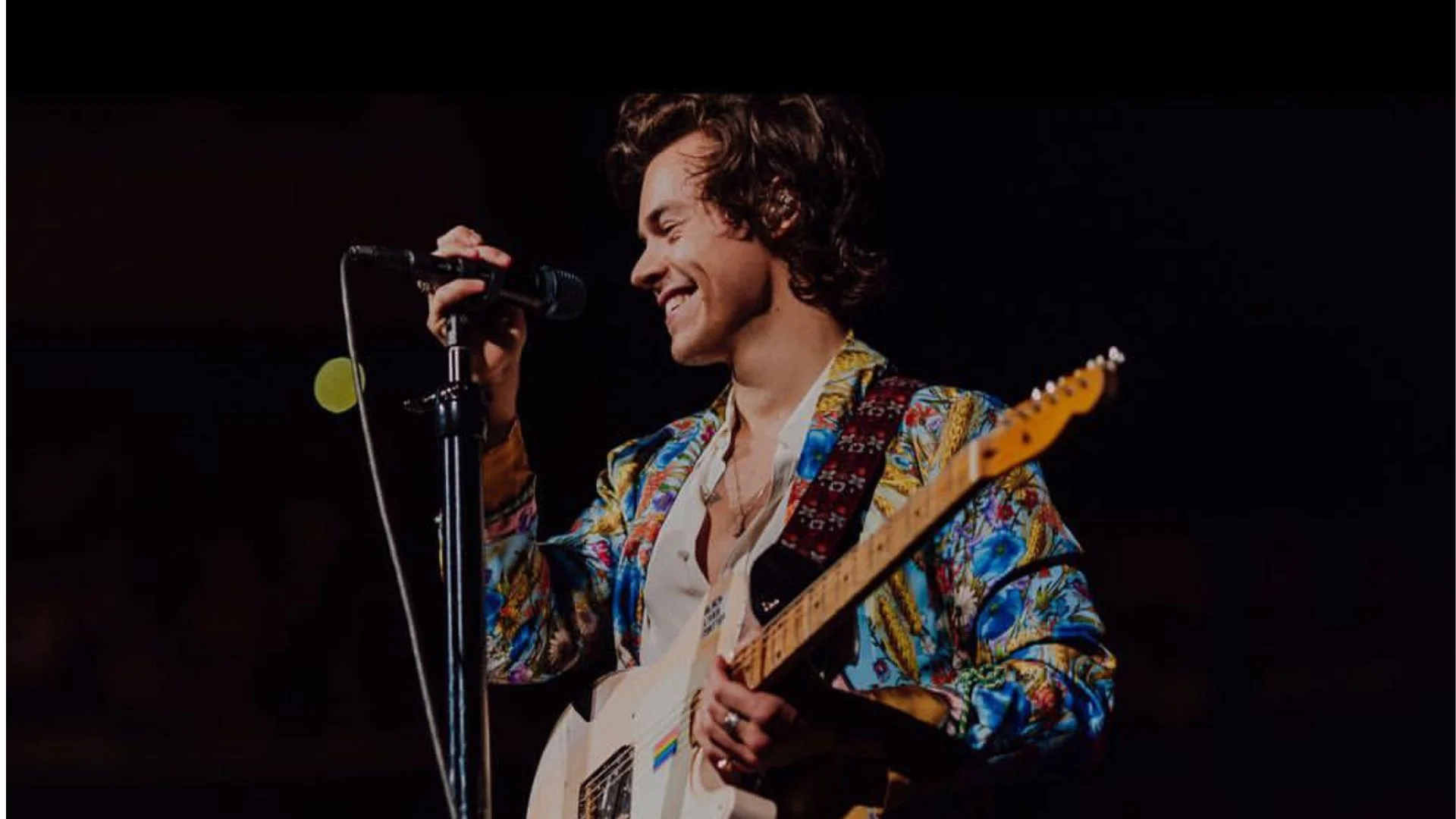 Fotografía de Harry Styles, artista de pop en una de sus presentaciones.