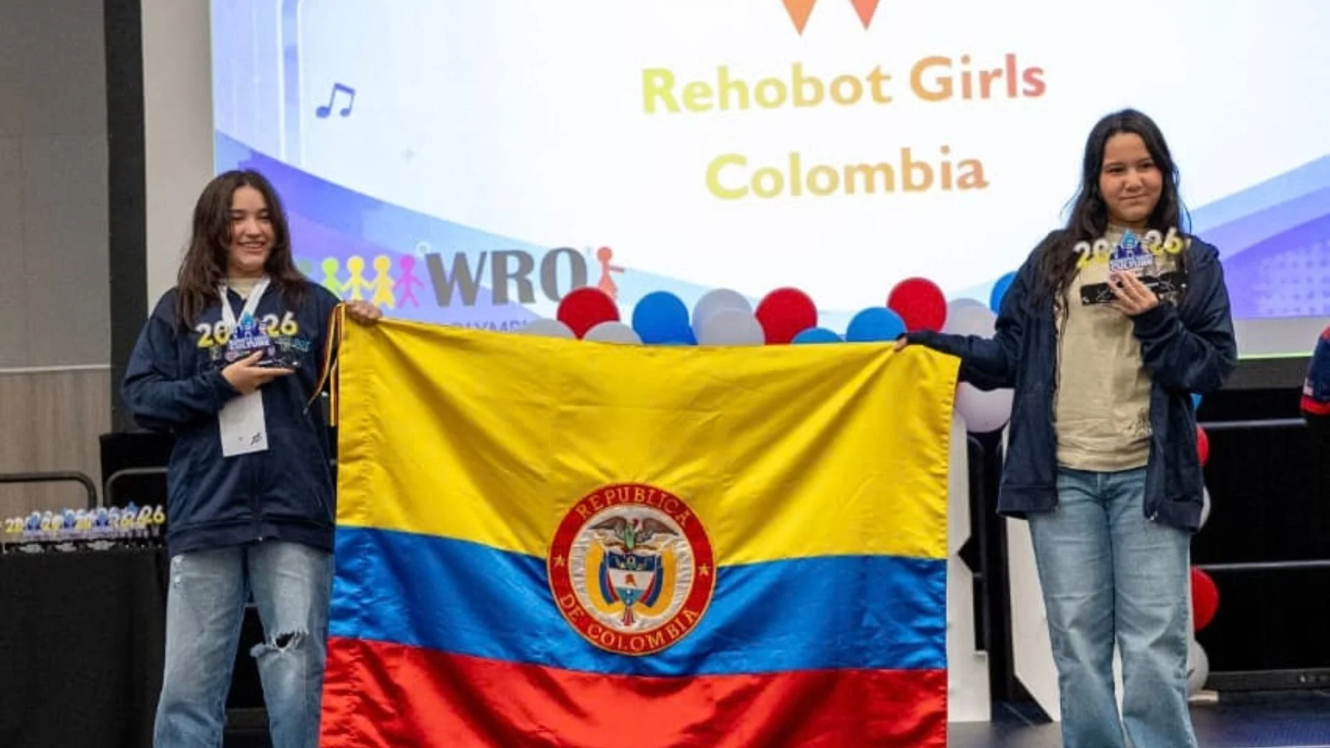 Fotografía de integrantes de Rehobot Girls que obtuvieron el podio de la World Robot Olympiad representando a Colombia.