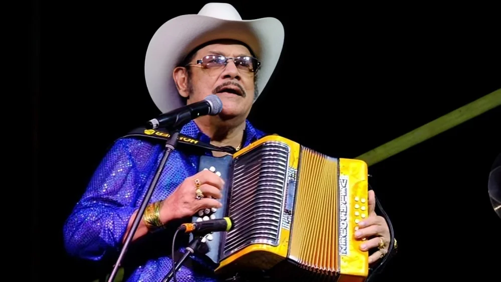 Fotografía de Aníbal Velásquez, cantautor de música tropical, en una presentación.