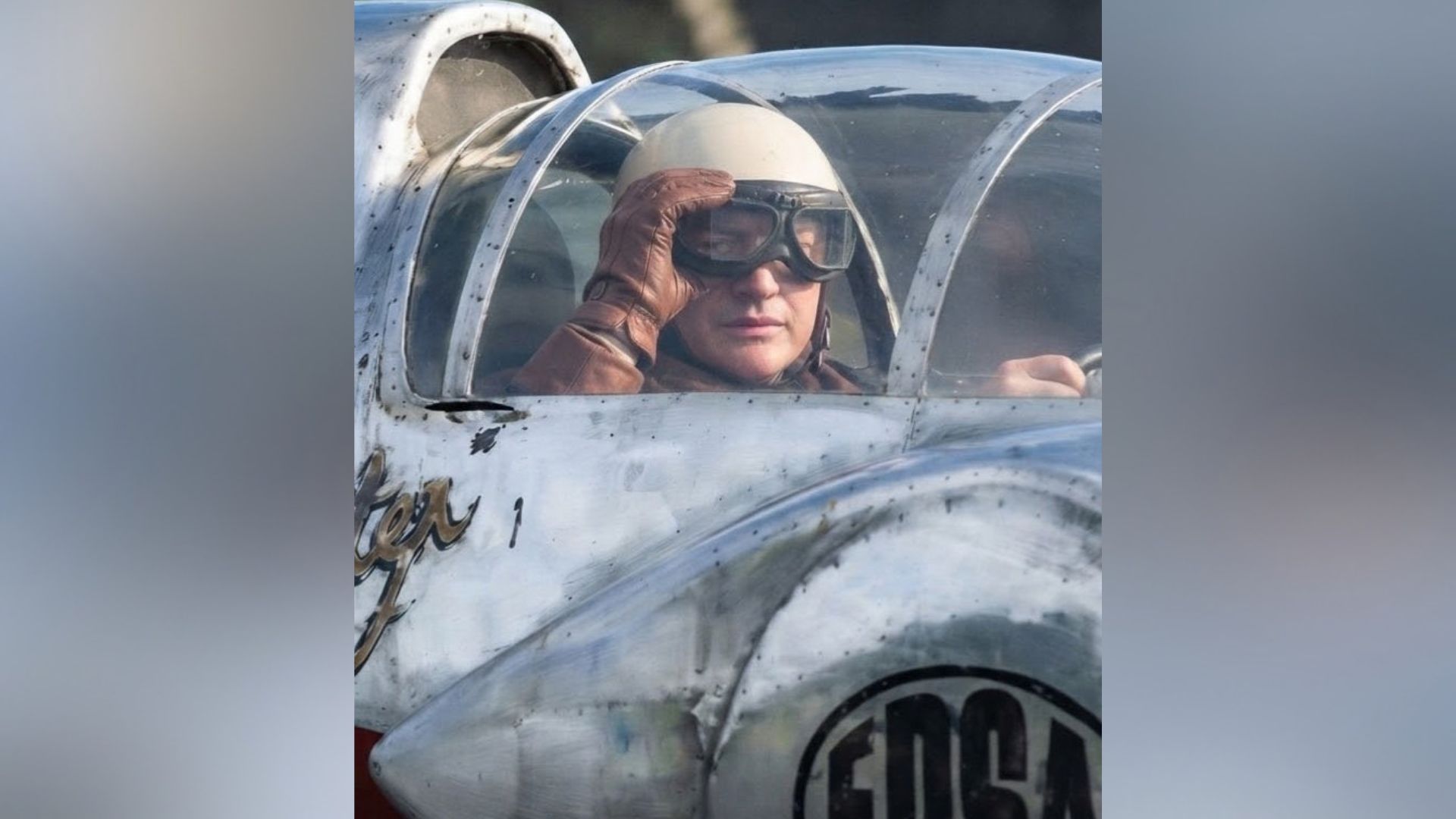 Fotografía de Brendan Fraser en el set de 'La Momia 4', adentro de un automóvil clásico..